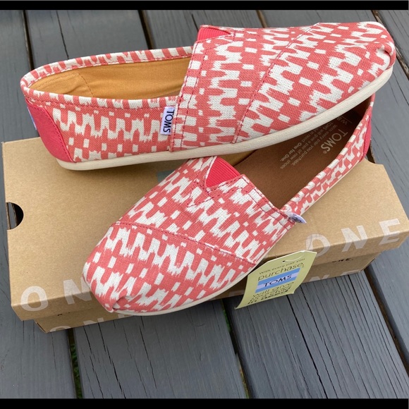 TOMS Classic Ikat Coral Slip-On Shoe / 8 NIB - Picture 1 of 9